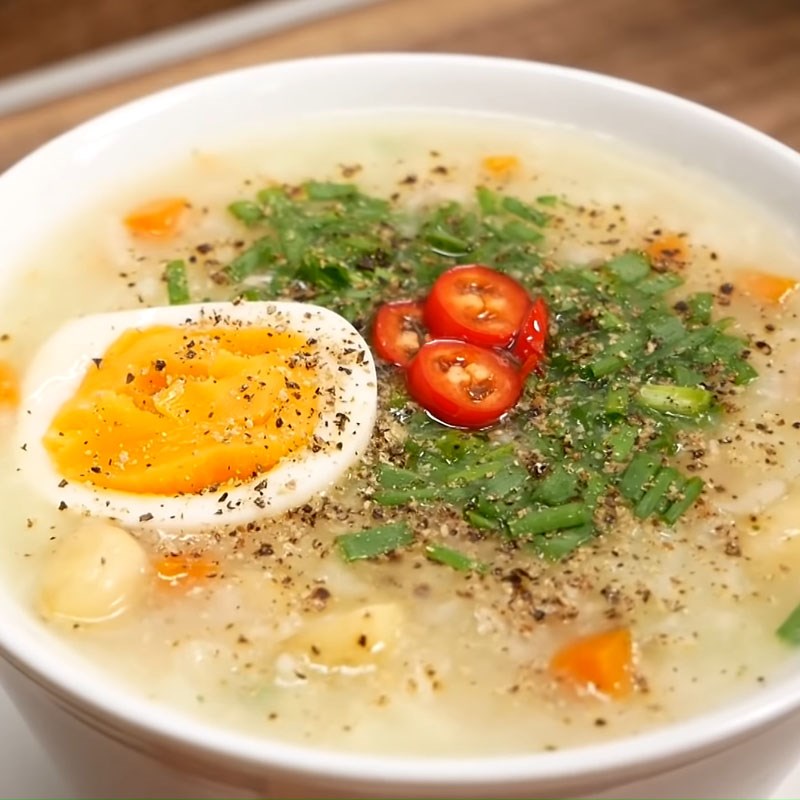 Cách nấu cháo hạt sen thịt xay và trứng bổ dưỡng thơm ngon đơn giản