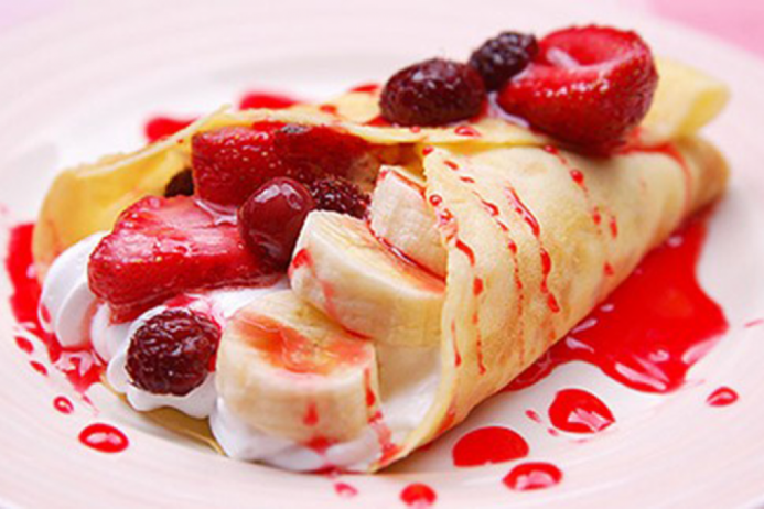 Tự làm bánh crepe hoa quả đẹp mắt độc đáo tặng người thân